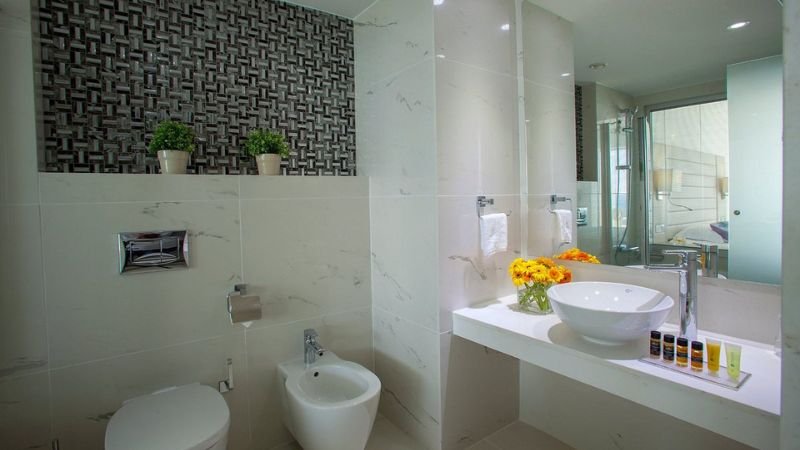 king evelthon beach hotel and resort bathroom